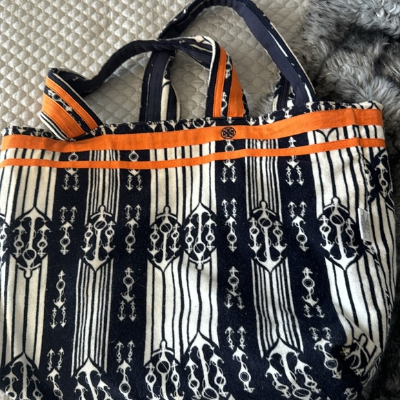 Tory Burch reversible terry cloth bag. - Picture 4 of 9